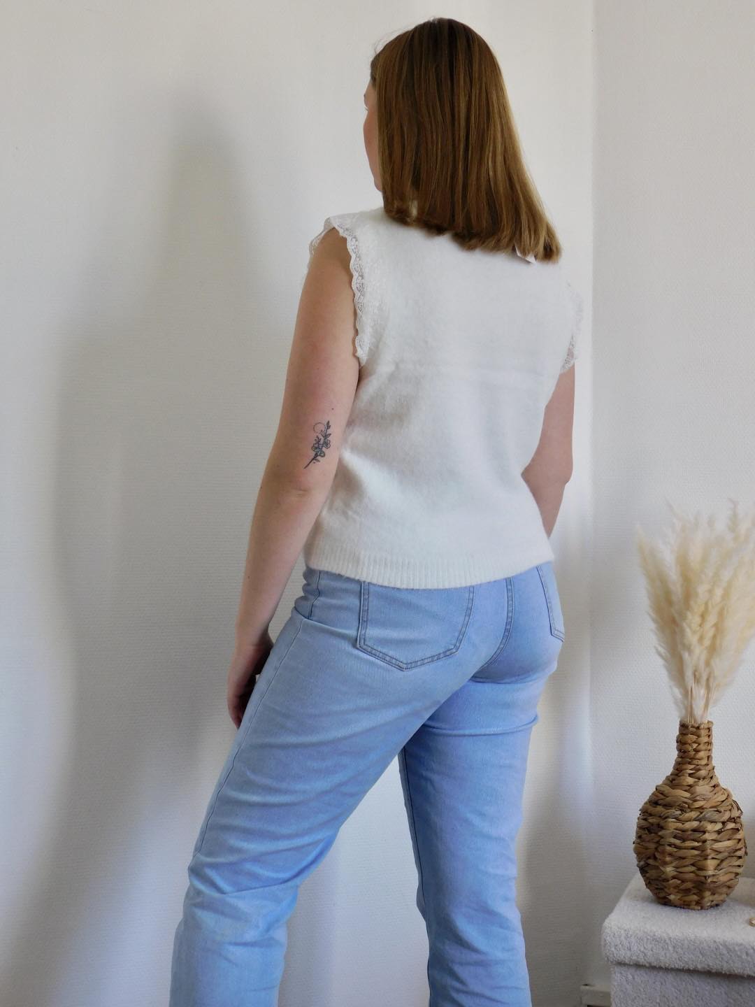 PULL SANS MANCHES EN DENTELLE
