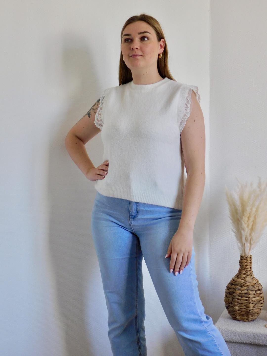 PULL SANS MANCHES EN DENTELLE