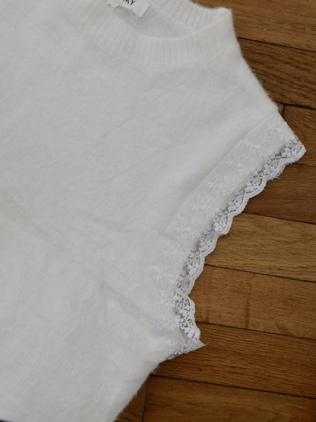 PULL SANS MANCHES EN DENTELLE