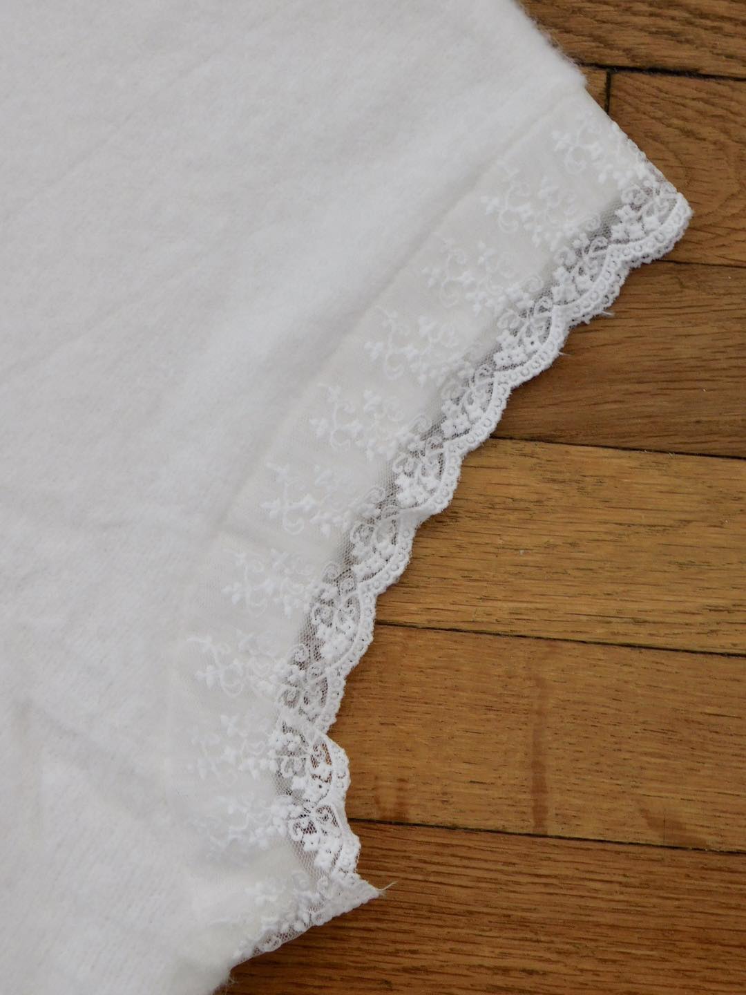 PULL SANS MANCHES EN DENTELLE