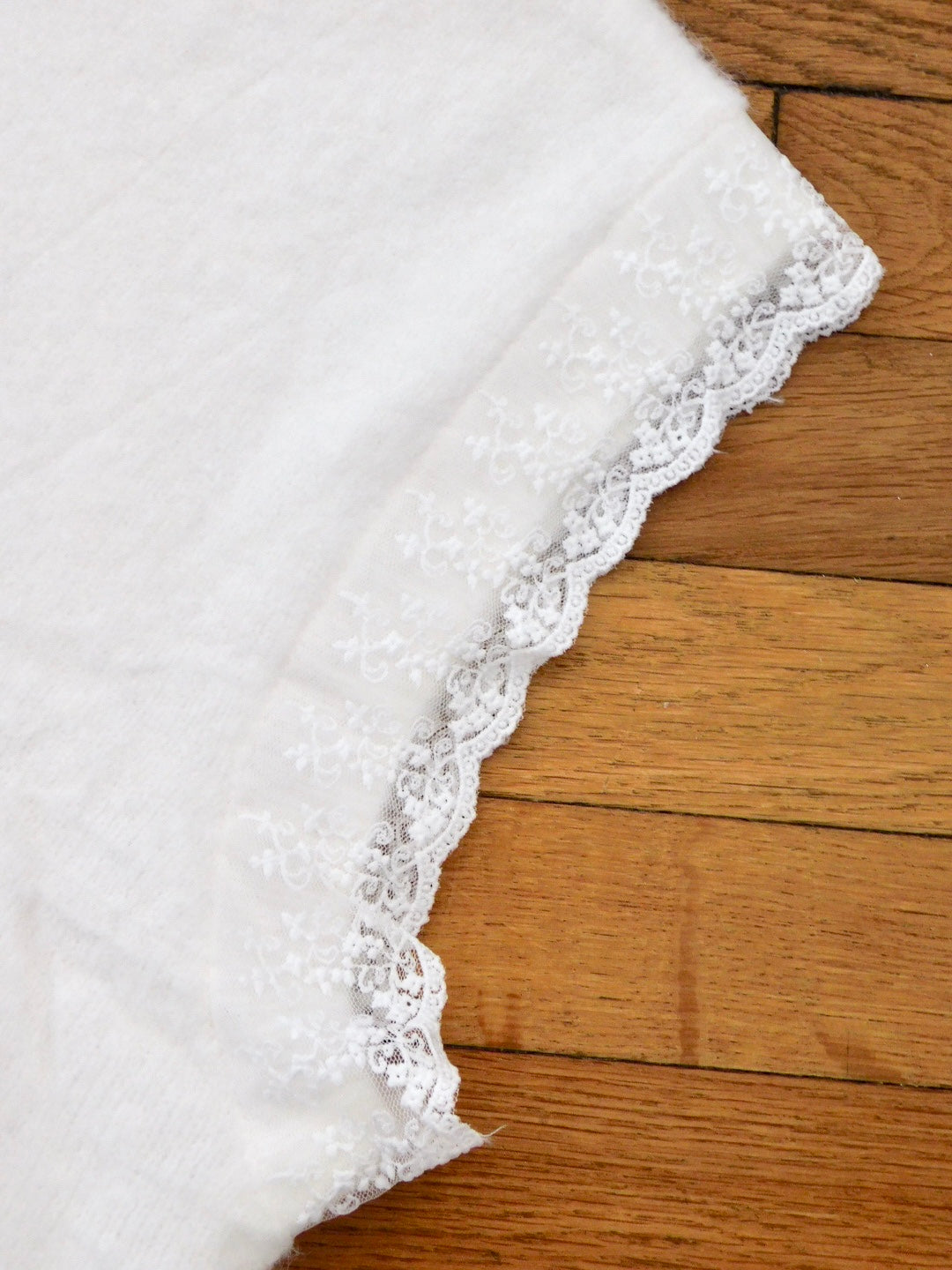 PULL SANS MANCHES EN DENTELLE