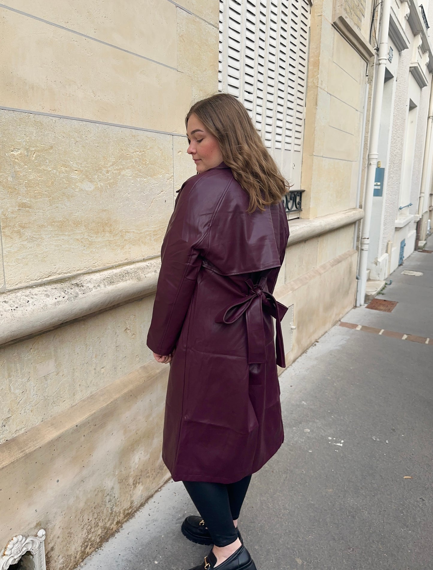 TRENCH EN SIMILI CUIR - BORDEAUX