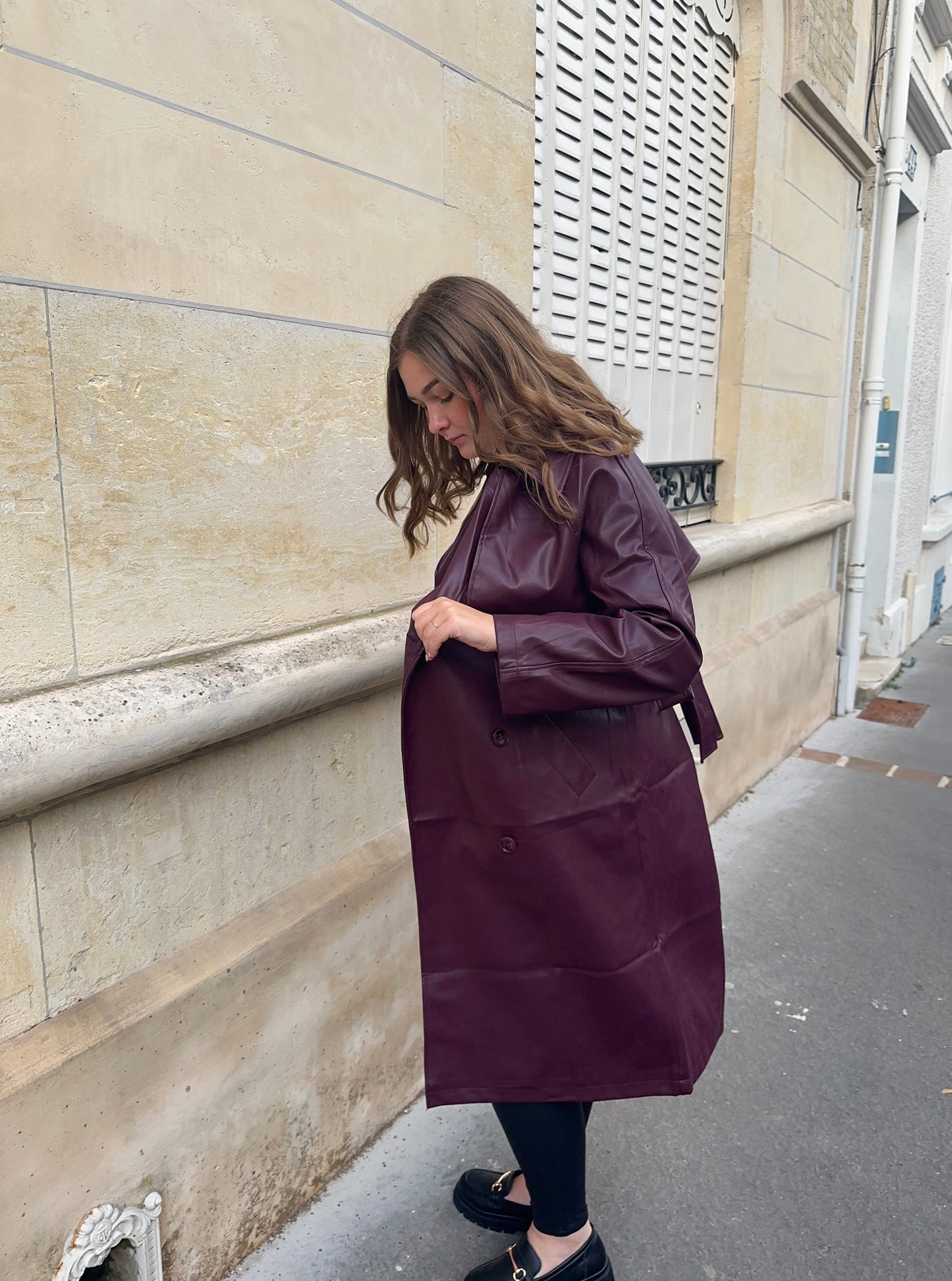 TRENCH EN SIMILI CUIR - BORDEAUX